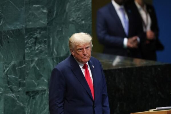 Trump ordena submarinos nucleares frente a Rusia porque “nos amenazó un poco”