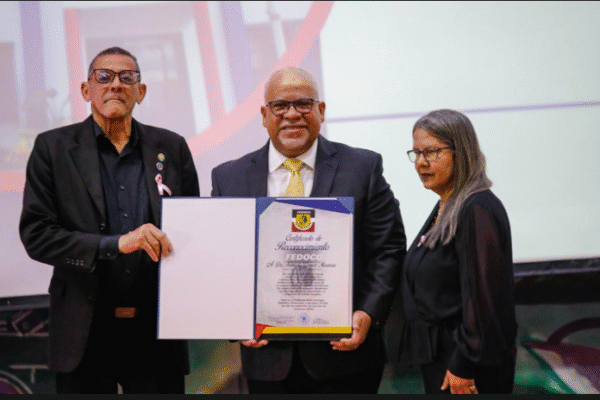 Fabricio Gómez Mazara recibe reconocimiento de la Federación Dominicana de Cosmetología en la UASD